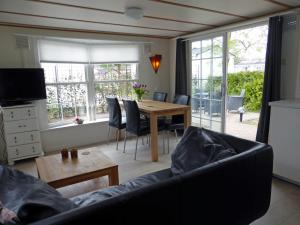 Posezení v ubytování Tiny house Appelvinkje, huisje met bedstee in bosrijke omgeving