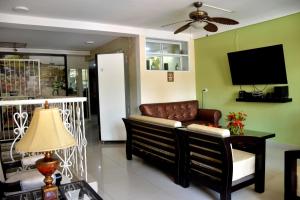基布多Hotel Ecosuite Quibdó的带沙发和电视的客厅