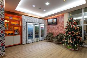 a christmas tree in a room with a store at Hotel Nativo in Porto Velho