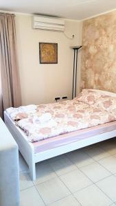 - une chambre avec un lit dans l'établissement apartman Marija 2, à Srbobran