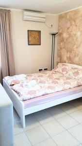 ein Schlafzimmer mit einem Bett in einem Zimmer in der Unterkunft apartman Marija 2 in Srbobran + 6 Fotos