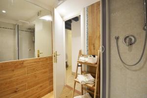 een badkamer met een douche en een glazen deur bij Casanova Flat in Venetië