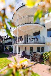 - un bâtiment rond avec un balcon et une terrasse dans l'établissement Hotel am Mühlbach, à Forbach
