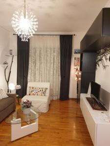 uma sala de estar com um sofá e um lustre em Il Posto Giusto em Ciampino