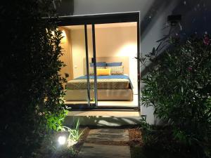 1 dormitorio con 1 cama en el interior de un espejo en Villa Chaptalia, en Bandol
