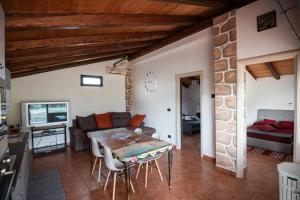 un soggiorno con divano e tavolo di Villa Sole a Torrenova