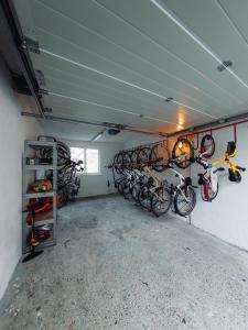 un garage avec de nombreux vélos sur le mur dans l'établissement Hotel am Mühlbach, à Forbach