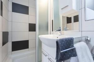 Kúpeľňa v ubytovaní Old Town centar, cozy and quiet modern apartment + 16 fotografií
