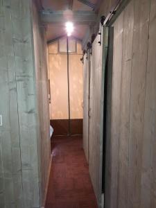un couloir vide éclairé dans une chambre dans l'établissement Safaritent Kvikkjokk Vledder, locatie Kraanvogels 3, à Vledder