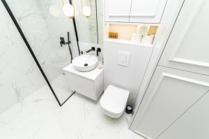 Kúpeľňa v ubytovaní White Deluxe with terrace by OneApartments