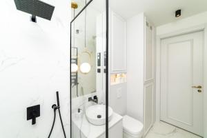 Kúpeľňa v ubytovaní White Deluxe with terrace by OneApartments