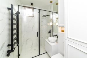 Kúpeľňa v ubytovaní White Deluxe with terrace by OneApartments