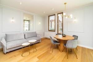 Posedenie v ubytovaní White Deluxe with terrace by OneApartments