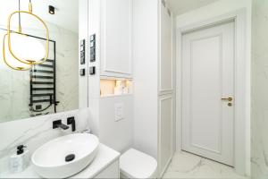 Kúpeľňa v ubytovaní White Deluxe with terrace by OneApartments