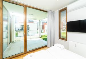 Televízia a/alebo spoločenská miestnosť v ubytovaní White Deluxe with terrace by OneApartments