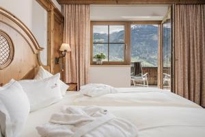 A bed or beds in a room at Aparthotel Stacherhof