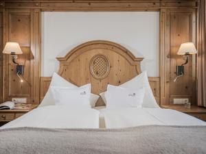 A bed or beds in a room at Aparthotel Stacherhof