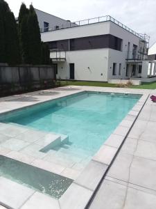 Bazén v ubytování Oasis Beach Apartman nebo v jeho okolí