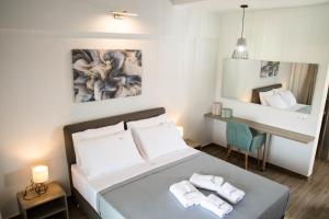 una piccola camera con letto e scrivania di Aelia Luxury Apartments a Nikiti
