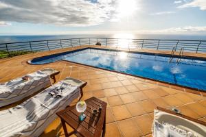 einem Pool auf dem Deck eines Kreuzfahrtschiffs in der Unterkunft Secluded Sunset Villa on Cliff & 180 Degree Ocean Views in Fajã da Ovelha