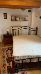 Łóżko lub łóżka w pokoju w obiekcie Ξύλο & Παράδοση