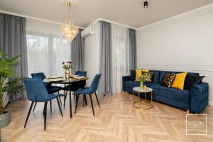 salon z niebieską kanapą i stołem w obiekcie Exclusive Gold Apartment w Krakowie