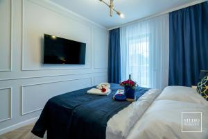 sypialnia z łóżkiem z dwoma pluszakami w obiekcie Exclusive Gold Apartment w Krakowie