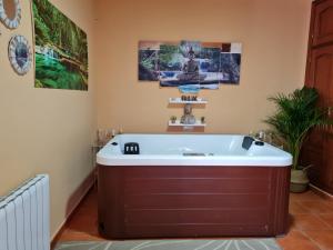 Casa con jacuzzi, sauna, bodeguita rociera y chimenea, de ...