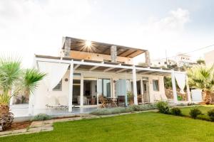 A garden outside Junior suite by the beach Stalida