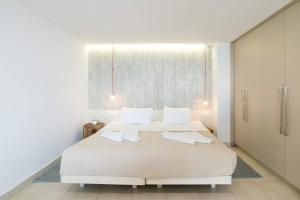 A bed or beds in a room at Junior suite by the beach Stalida