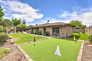 Afbeelding uit fotogalerij van Scottsdale Desert Dream Home with Pool and Grill! in Phoenix