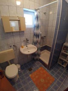 Баня в Apartments Svetka - 10m from the sea