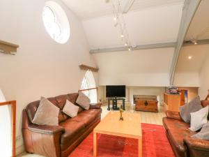 馬特洛克的住宿－Andlestone，客厅配有真皮沙发和茶几