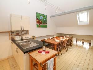 馬特洛克的住宿－Andlestone，厨房以及带桌椅的用餐室。