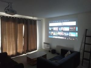 TV a/nebo společenská místnost v ubytování Gîte F4