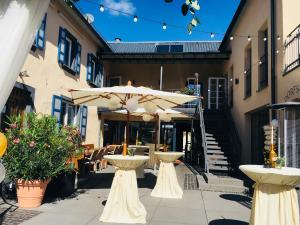 - une terrasse avec 2 tables et un parasol dans l'établissement Eifelhof Brohl, à Brohl