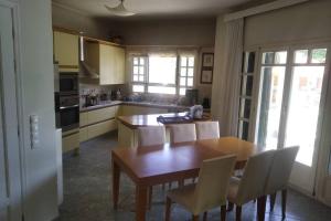 Η κουζίνα ή μικρή κουζίνα στο Mega pool and BBQ villa