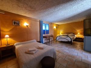 Ένα ή περισσότερα κρεβάτια σε δωμάτιο στο Les Buisses en Provence
