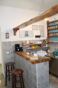 een keuken met een aanrecht en krukken in een kamer bij Cantoniera D'Umbra Agriturismo in Vico del Gargano