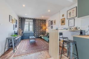 een keuken en woonkamer met een bank en een tafel bij Chez Côme in Metz