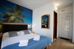 una camera da letto con un letto dipinto con una palma sul muro di Bol apartments Gospojica a Bol Altre 39 foto