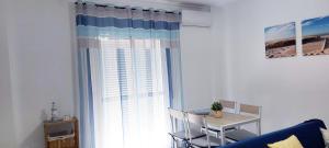 A seating area at Apartamento Conil Playa & céntrico, con Aire Acond y WIFI -SOLO FAMILIAS Y PAREJAS-