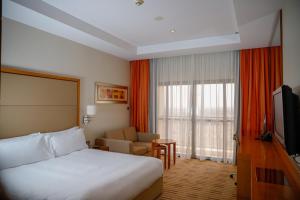 TV a/nebo společenská místnost v ubytování Crowne Plaza Sohar by IHG