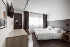 A bed or beds in a room at Exclusive Rooms in the Heart of the City