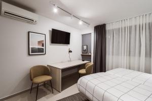 A bed or beds in a room at Exclusive Rooms in the Heart of the City