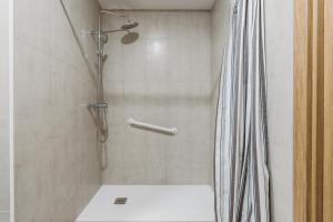 A bathroom at Exclusive Rooms in the Heart of the City