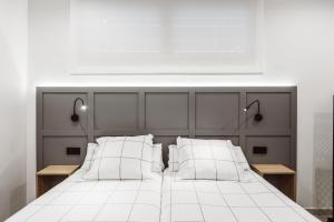 A bed or beds in a room at Exclusive Rooms in the Heart of the City