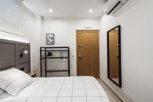 A bed or beds in a room at Exclusive Rooms in the Heart of the City