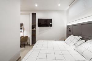 A bed or beds in a room at Exclusive Rooms in the Heart of the City
