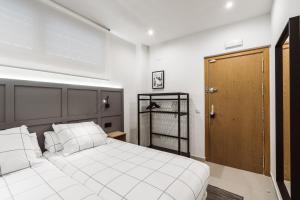 A bed or beds in a room at Exclusive Rooms in the Heart of the City